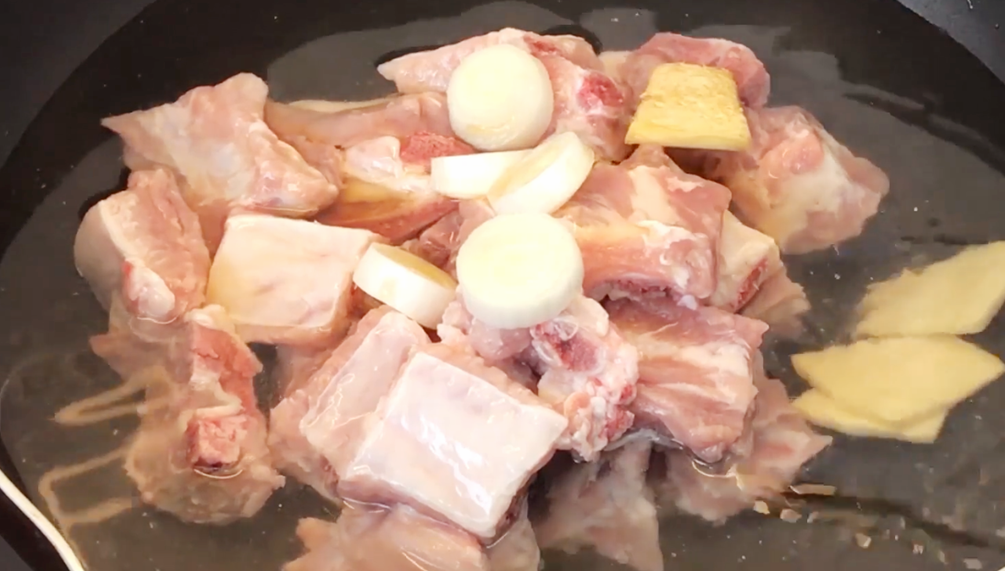 圖片[3]-【胡蘿卜玉米排骨湯】做法步驟圖 肉軟嫩入味 一點也不腥不柴-起舞食譜網