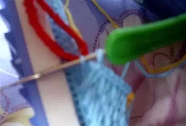 怎么钩毛线拖鞋，学钩毛线拖鞋视频教程（钩针编织的蝴蝶图案的棉拖鞋）