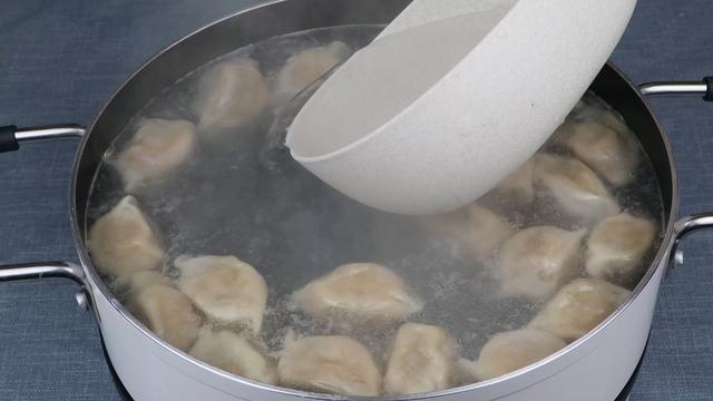 冷冻的饺子是冷水下锅还是热水下锅，冻饺子是冷水下锅还是热水下锅（是开水下锅还是冷水下锅）