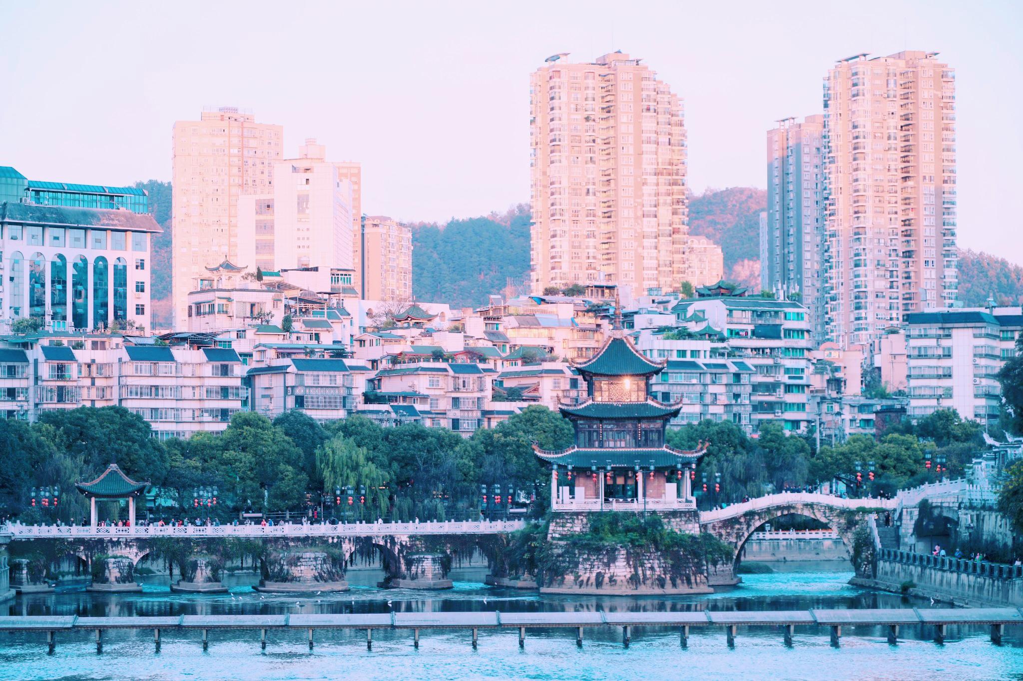 地无三尺平天无三日晴哪个省份，天无三日晴地无三尺平指的是哪个省（谚语“地无三尺平）