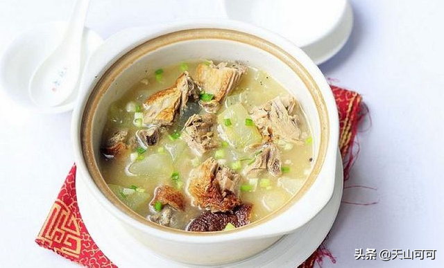 鸭肉跟什么煲汤好吃的，鸭肉煲什么汤好喝（鸭子用什么食材煲汤最好）