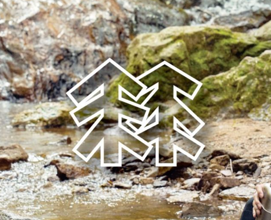 云南少数民族服饰，云南各民族的服饰（体育生羽绒服火了）