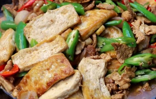 如何做一道美味的豆腐炒猪肉，家常菜“豆腐炒肉”