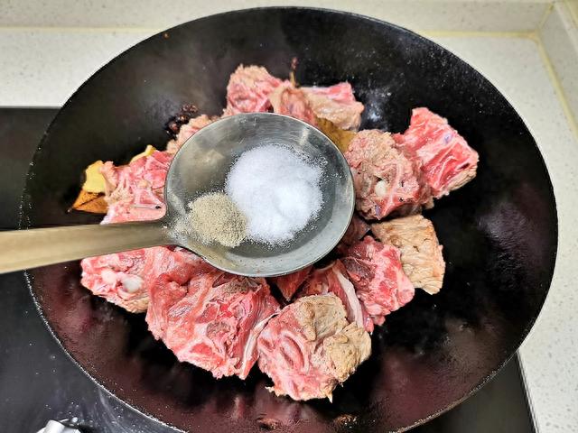 家常炖羊蝎子的做法，肉里面都是浓汤汁水