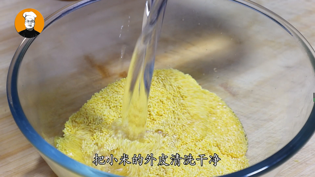 小米粥怎么熬粘稠又香，熬小米粥怎么熬的更粘稠（直接用水煮就错了）