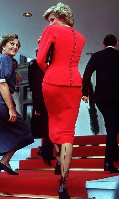 绫是什么丝袜品牌，绫家丝袜款式区别（把丝袜穿好是每个女人的基本功）