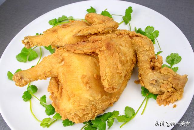 炸鸡块怎么炸成金黄，炸鸡块怎么炸出金黄（一整只鸡扔进油锅直接炸）