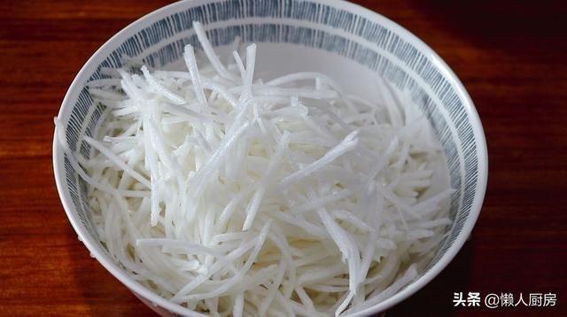 水煮丸子的做法猪肉丸子，丸子汤怎么做好吃又简单（鸡脯肉做丸子吃着太柴）