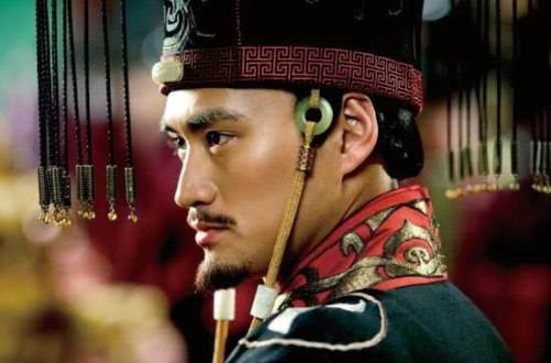 形容一个人比较出众的成语，形容一个人特别出众的成语（“佼佼者”这一说法的由来）