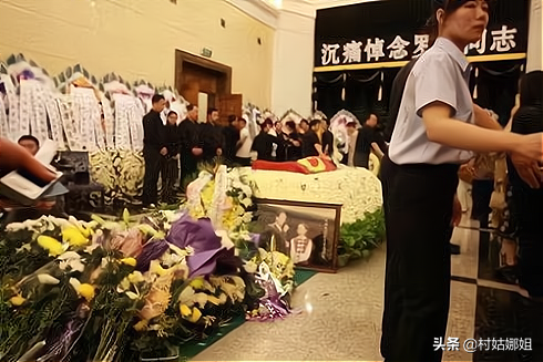 罗京去世讣告，为何墓地却出现怪相