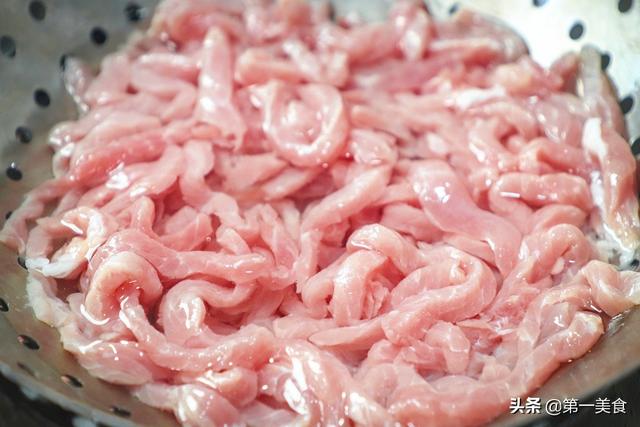 炒瘦肉怎么炒才嫩，瘦肉怎么炒才鲜嫩（肉丝不干不柴如此简单）