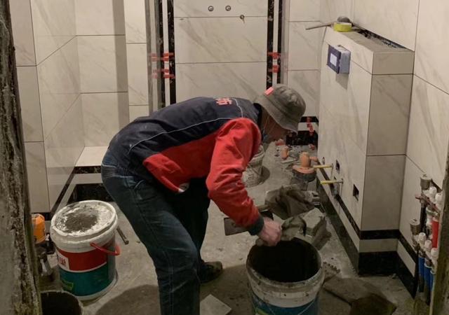 怎样换马桶马桶店的人给装吗，家里换马桶方便吗（别听商家说得“天花乱坠”）