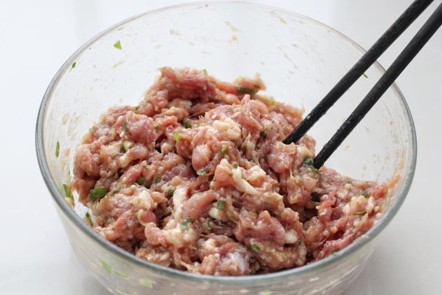 菜做辣了放什么让它不辣，如何让放辣椒的菜不辣（不妨试试这做法）