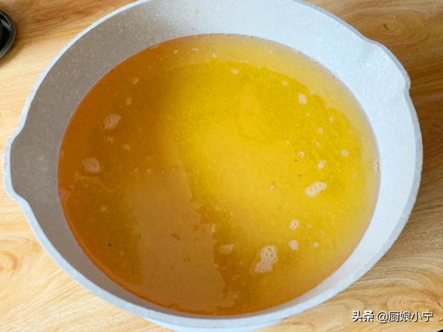 炸过的油怎么变清，炸过的食用油怎样变清（过年炸剩的旧油不要扔）