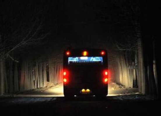 讲述330路公交车上发生的事，深夜三个诡异的上车人