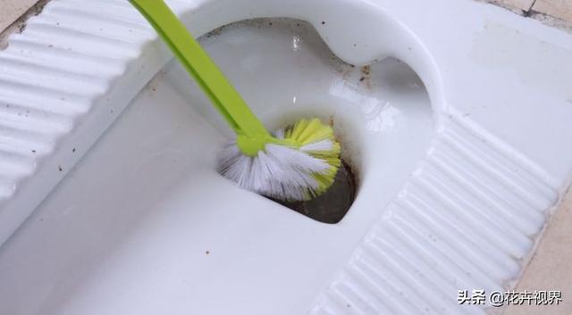 怎样去除便池里的黄污渍，去除便池里的黄锈（简单方法就洗得洁净如初）