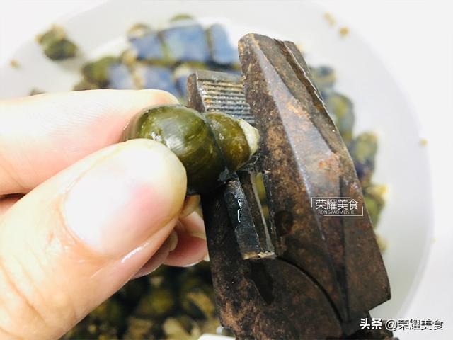 1,剪掉螺尾:在處理田螺的時候注意一定要把螺尾剪掉,這個部位是田螺的