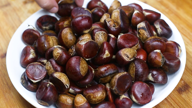 糖炒板栗的做法，糖炒去壳的板栗的做法（想吃糖炒板栗不用买）