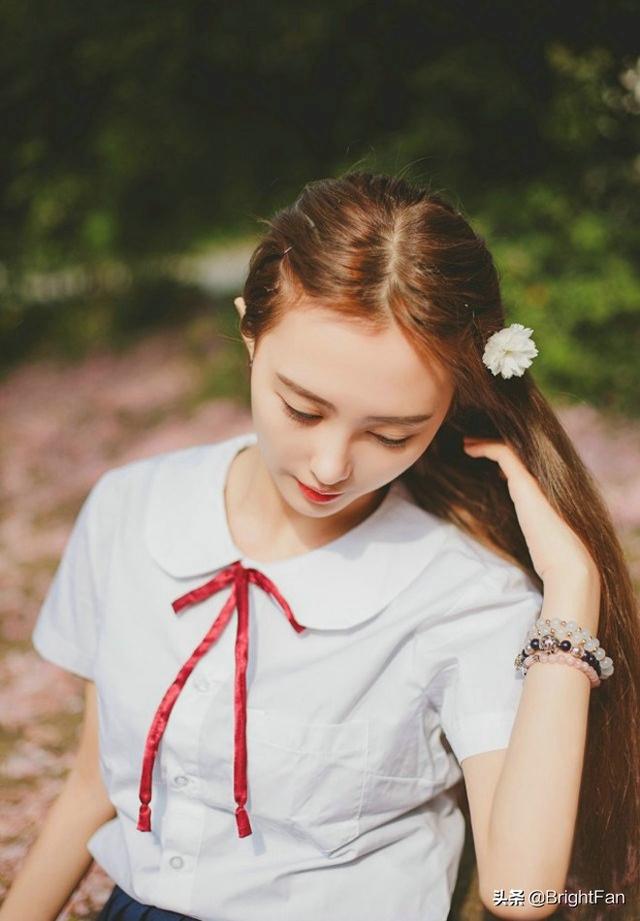 校服女生头像微信，校服女生头像（90后校花美丽校服气质养眼甜美午后写真图片）