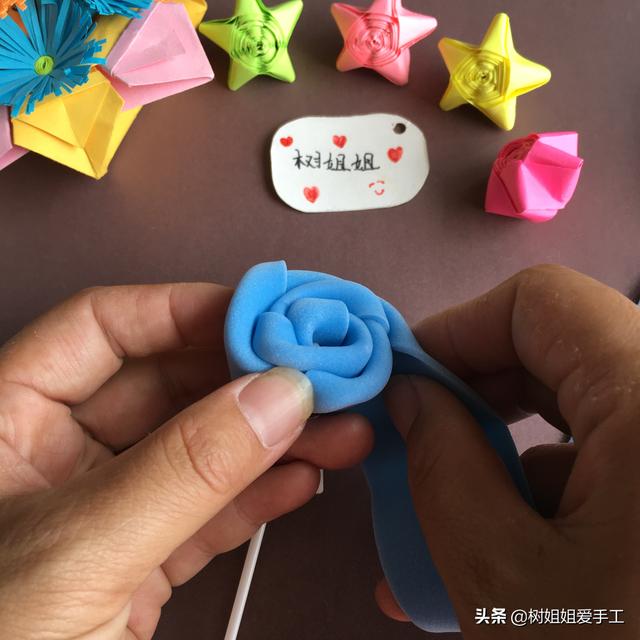 纸玫瑰花教程一步一步图解，用纸折玫瑰花的步骤图（简单又经典的手折玫瑰花折法图解）