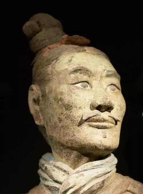兵马俑是什么做的，陕西兵马俑是什么做的（千人千面的兵马俑）
