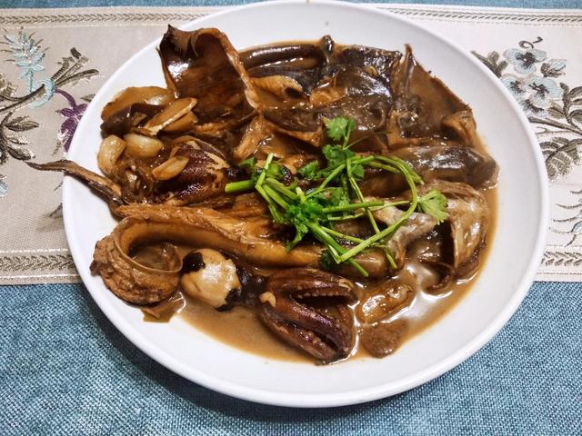 杂拌鱼做法，酱炖杂拌鱼的家常做法（海边这做法最值得一试）