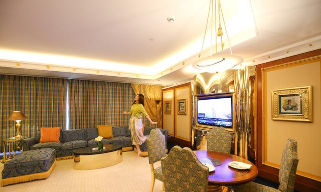 迪拜七星级酒店，迪拜七星级酒店有哪些服务（超奢华七星级住宿楼中楼房间大公开）