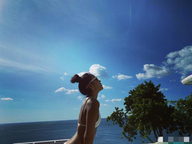 男生能穿女式泳衣开叉吗，跟男朋友泡温泉穿什么衣服好（穿泳装秀尤物身材）