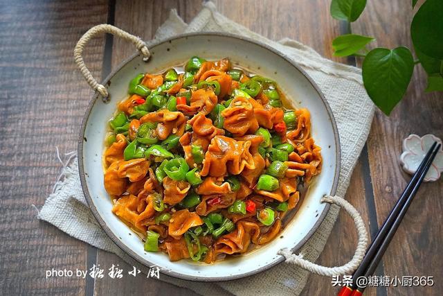 卤肥肠怎么炒好吃，卤肥肠怎么炒好吃视频（自己卤的猪大肠）