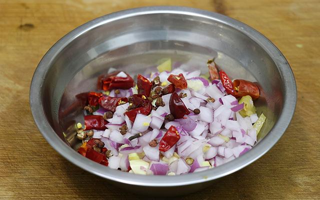 炒花甲怎么炒好吃，爆炒花甲怎么做（家常菜爆炒花甲）