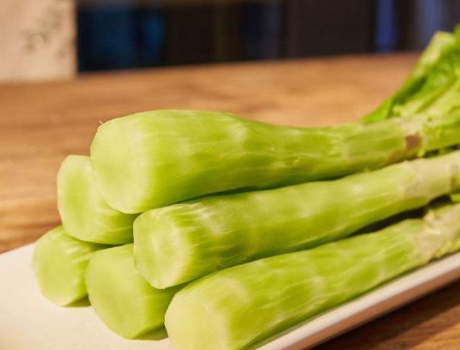 莴苣凉拌之前要用热水焯一下吗，凉拌莴苣需要焯水（难怪莴笋不脆爽不好吃）