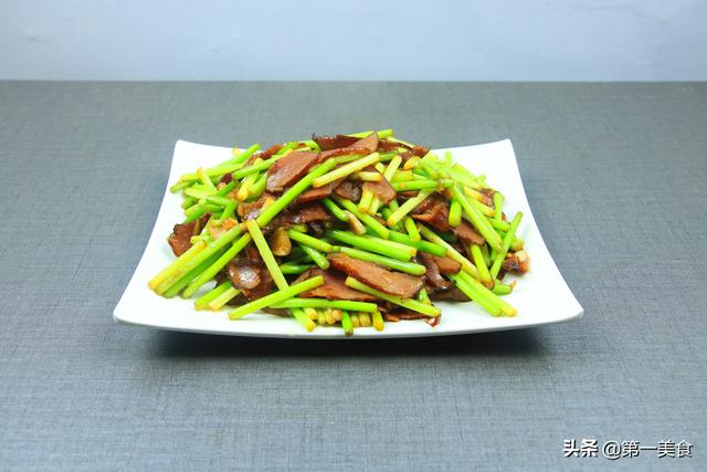 辣肉怎么炒，怎样炒酱肉丝（只需搭配一把蒜苔）