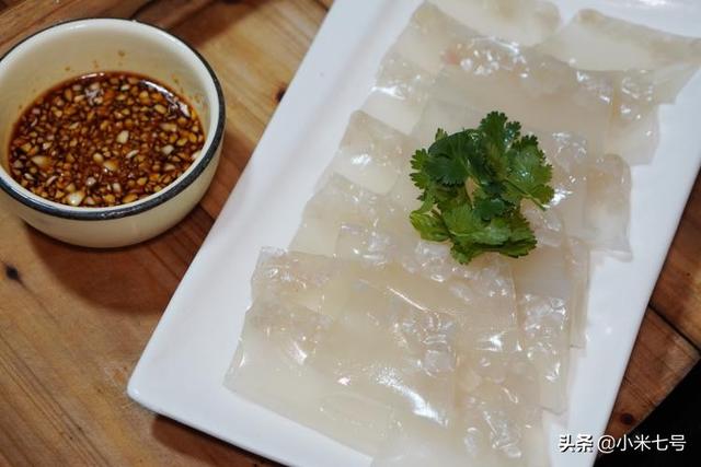 东北特色菜之铁锅炖大鱼，看着土气吃后服气的东北铁锅炖大鱼