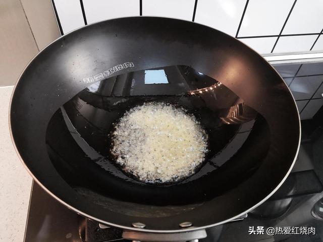 怎样把胡萝卜切成花朵形状，胡萝卜切花片的方法（炒了盘蔬菜上桌就光盘）
