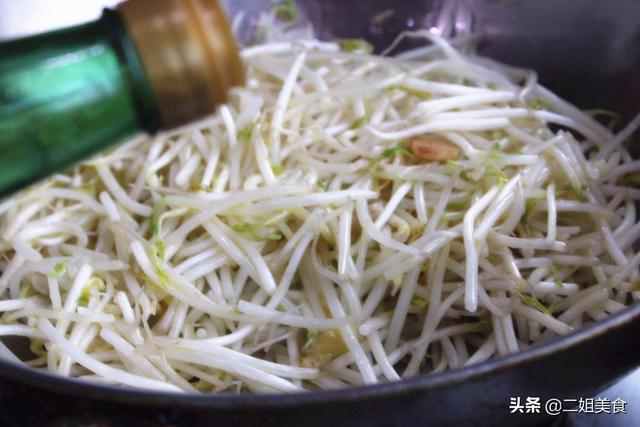 豆芽没炒熟有毒吗，怎么知道豆芽炒熟没（直接下锅炒豆芽就错了）