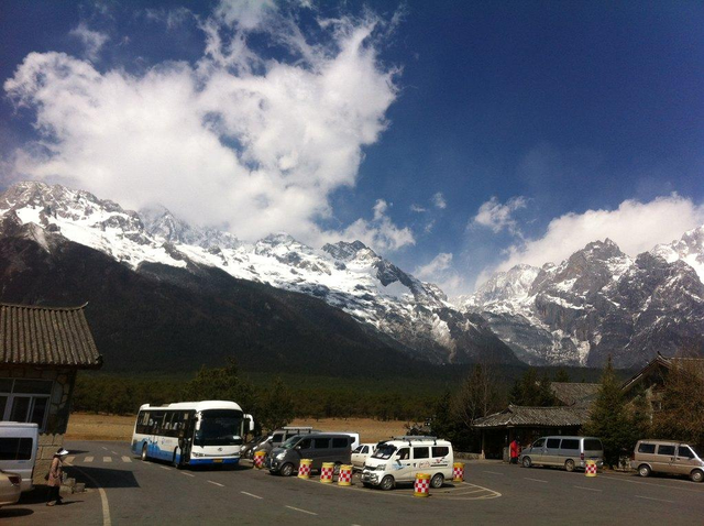 丽江去香格里拉，丽江怎么去香格里拉方便（丽江到香格里拉多少公里）