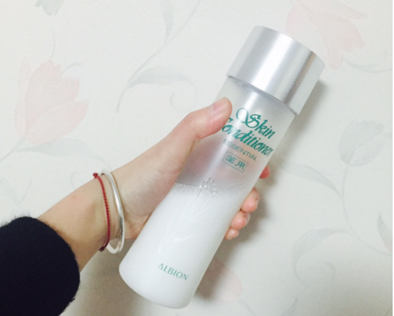 适合油性皮肤的十大爽肤水，油性皮肤适合什么水乳（适合油皮的4款“贵价”化妆水）