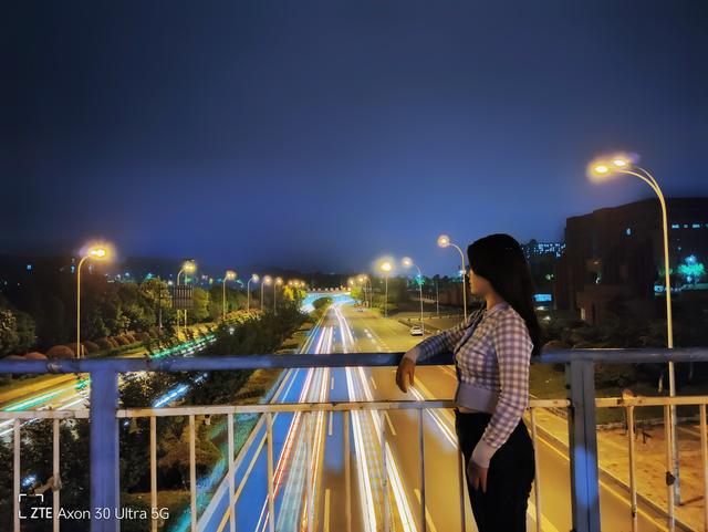 手机拍月亮参数，能拍月亮的手机有哪些（用手机这样拍出高级感创意月亮照片）