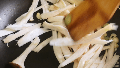 杏鲍菇要不要焯水，杏鲍菇要不要焯水再炒起沫（杏鲍菇这样做才好吃）