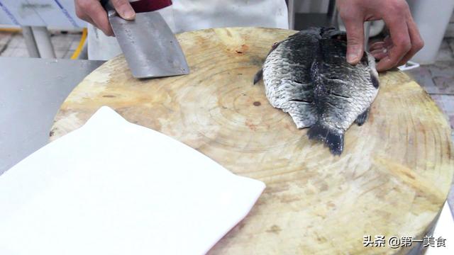 鲫鱼熬汤用刮鳞吗，鲫鱼熬汤用刮鳞吗用什么刀（端上桌就是一道不错的待客菜）