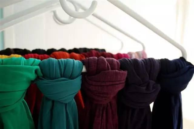 如何整理衣柜，衣柜衣服怎么整理又整齐又好找（这样收拾至少能节省一半空间）