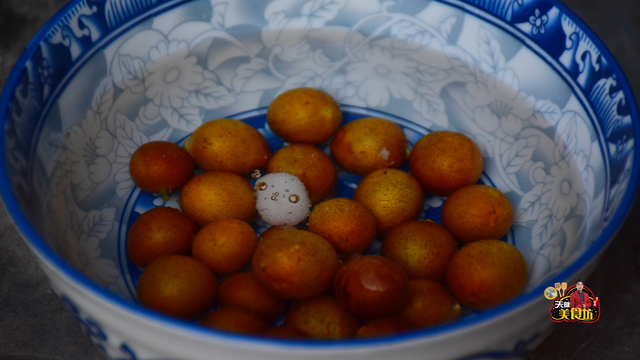 黄皮叶焖鸭的做法，黄皮叶焖鸭的做法视频（教你做客家美食黄皮焖鸭）