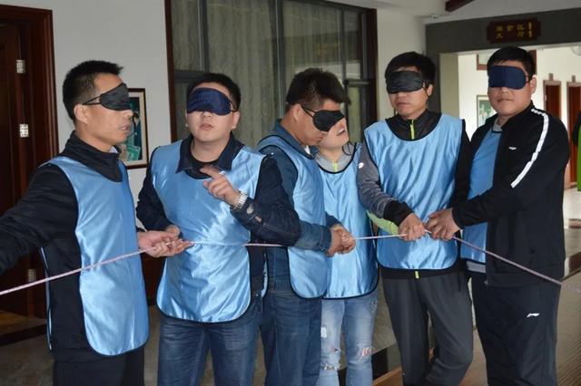 公司团建活动游戏，公司团建常做的小游戏（20个趣味团建活动游戏）