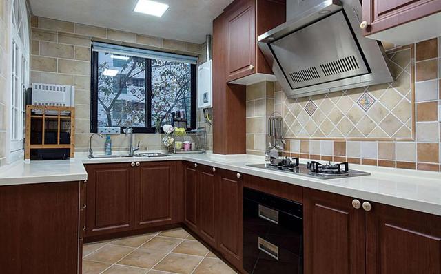 pvc扣板有什么优点，pvc扣板是什么材质（家装主材之PVC扣板）