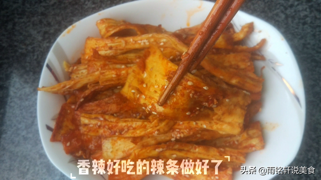 辣条的制作过程，怎么在家里自己制作可以吃的辣条（想吃辣条不用买）