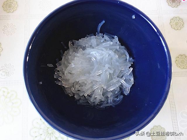 酸菜蒸饺的做法，酸菜蒸饺的做法步骤（这么做馅鲜皮筋道）