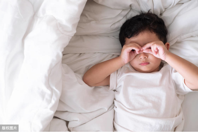 小儿佝偻病的症状图片，小儿佝偻病的症状（是什么原因导致的）