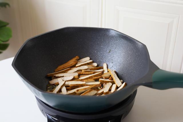 芹菜炒香干怎么炒，芹菜炒香干怎么炒（到底是先炒芹菜还是香干）