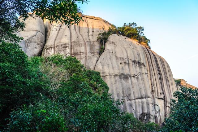 天姥山位于什么地方,梦游天姥吟留别(包含拨云尖、细尖、大尖等山峰) 天姥山位于什么地方,梦游天姥吟留别(包含拨云尖、细尖、大尖等山峰)