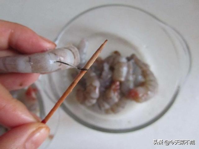 青虾仁的做法，青虾仁的做法怎么做（想要虾仁炒得有嫩度就得这么做）